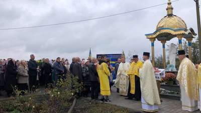 Під час освячення фігури Матері Божої на честь загиблого військовослужбовця Олександра Дичка та його побратимів Під час освячення фігури Матері Божої на честь загиблого військовослужбовця Олександра Дичка та його побратимів