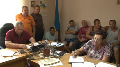 На Черкащині люди "відвойовують" за ставок