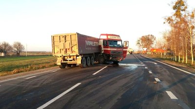 У зіткненні з вантажівкою на Рівненщині загинули матір із сином. Ще двоє – в реанімації У зіткненні з вантажівкою на Рівненщині загинули матір із сином. Ще двоє – в реанімації