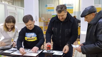 "Зброя перемоги": у Житомирі погасили поштову марку до Дня ЗСУ "Зброя перемоги": у Житомирі погасили поштову марку до Дня ЗСУ
