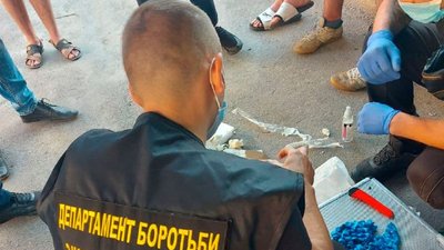 У Житомирі на поштовому відділенні у чоловіка в посилці знайшли ймовірний психотроп У Житомирі на поштовому відділенні у чоловіка в посилці знайшли ймовірний психотроп