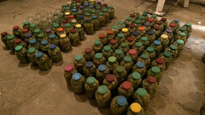 Помідори, капуста і картопля. Мешканці Тростянецької громади збирають овочі для місцевої лікарні