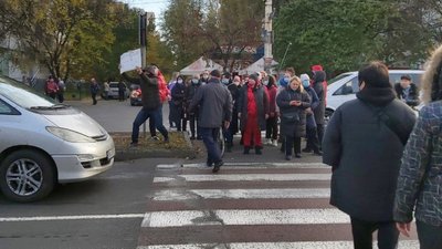В Одесі підприємці перекрили рух транспорту через "карантин вихідного дня" В Одесі підприємці перекрили рух транспорту через "карантин вихідного дня"