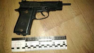 Пістолет, шприци та метамфетамін: поліцейські затримали підозрюваних Пістолет, шприци та метамфетамін: поліцейські затримали підозрюваних