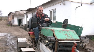 Кермо – від "Москвича", коробка передач – від "Жигуля": черкащанин власноруч зробив тракторець Кермо – від "Москвича", коробка передач – від "Жигуля": черкащанин власноруч зробив тракторець