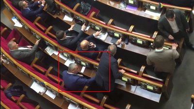 Криміналізація не допомогла. У Раді знову впіймали кнопкодава Криміналізація не допомогла. У Раді знову впіймали кнопкодава