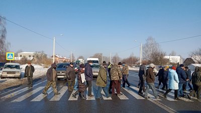 На Житомирщині люди перекривали трасу – протестують проти новопризначеної старости села На Житомирщині люди перекривали трасу – протестують проти новопризначеної старости села