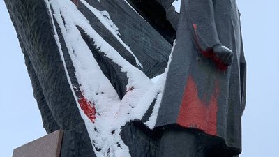 У Тернополі облили фарбою пам'ятник Степану Бандері
