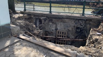 Провалля на площі Театральній в Ужгороді почали ремонтувати Провалля на площі Театральній в Ужгороді почали ремонтувати