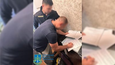 Реконструкція лікарні та ремонт стадіону: на Чернігівщині 4 чоловікам повідомили про підозру у заволодінні 2 млн грн