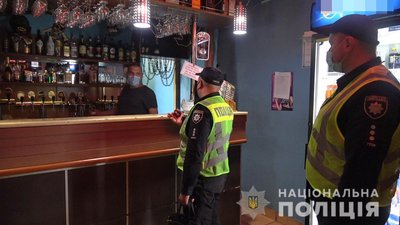 На Житомирщині поліція провела рейд закладами, які попри заборону працюють в нічний час