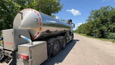 Водовоз Червоного Хреста, що розвозить воду на точки видачі у Миколаєві, 1 серпня 2022 року Водовоз Червоного Хреста, що розвозить воду на точки видачі у Миколаєві, 1 серпня 2022 року
