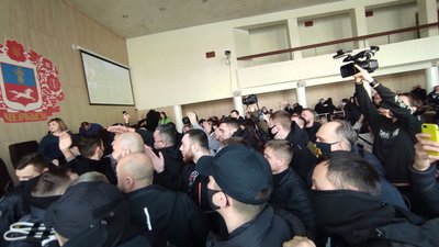 Черкаські депутати на сесії перекладали російськомовного колегу Черкаські депутати на сесії перекладали російськомовного колегу