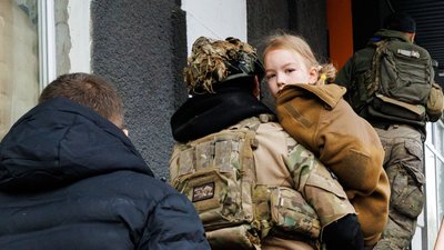 Евакуація дітей з дитячого садочку у Харкові, в який влучив ударний безпілотник 22 жовтня