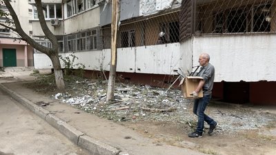 "Як можна спати, коли не вікна дрижали, а будинок підстрибнув". Херсонці про масований нічний обстріл РФ "Як можна спати, коли не вікна дрижали, а будинок підстрибнув". Херсонці про масований нічний обстріл РФ