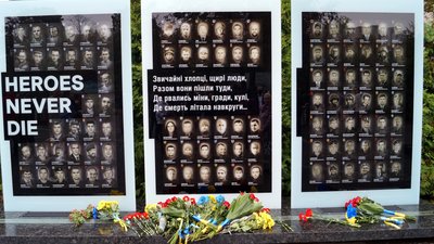 На Алеї пам’яті в Дніпрі встановили нову стелу з іменами загиблих на Донбасі бійців