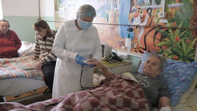 "Важких хворих немає": як у лікарні на Вінниччині надають допомогу пацієнтам з COVID-19 "Важких хворих немає": як у лікарні на Вінниччині надають допомогу пацієнтам з COVID-19