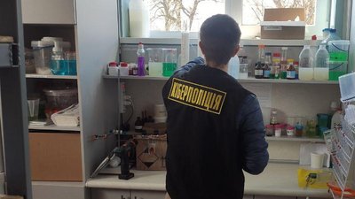 У трьох західних областях кіберполіція викрила цехи, де підробляли хімію