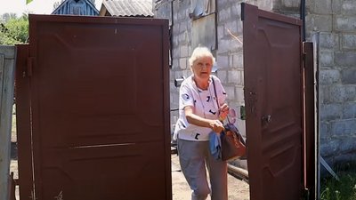 Евакуація жінки з Дружківки