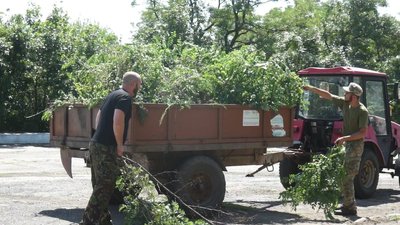 Пили, лопати та причеп для вивозу будівельного сміття військовим дали жителі села.