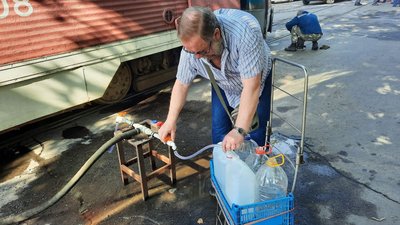 Після тижневої перерви у Миколаєві поновили розвезення води комунальним транспортом