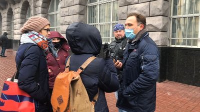 Під будівлею СБУ активісти вимагають "залишити в спокої" музей Революції Гідності Під будівлею СБУ активісти вимагають "залишити в спокої" музей Революції Гідності