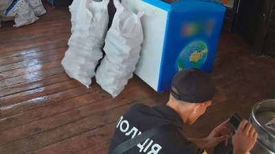 На Херсонщині поліцейські вилучили майже 400 л алкоголю сумнівної якості