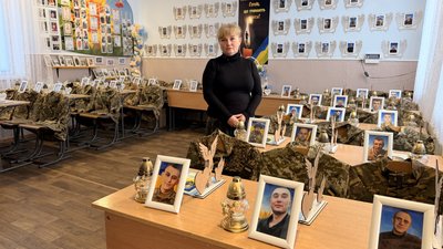 Юлія Юхимчук у музейній кімнаті «Клас Янголів»