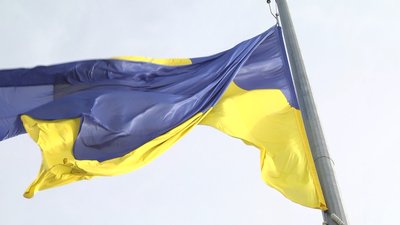 У Хмельницькому учасники бойових дій підняли державний прапор України