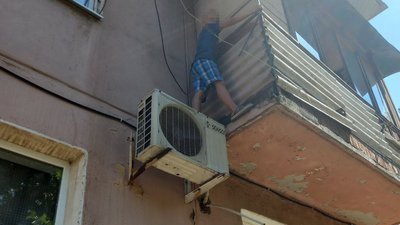 У Запоріжжі врятували хлопчика, який сидів на зовнішній стороні балкона багатоповерхівки
