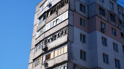 Атаки дронів у Херсоні, багатоповерхівка, будинок