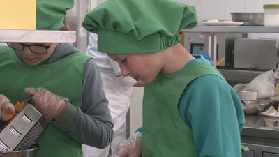 Діти-сироти вчаться готувати страви Діти-сироти вчаться готувати страви