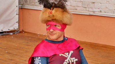 Родзинкою проєкту "Машина часу" є власний супергерой міста - Хмельмен. Фото: Суспільне Родзинкою проєкту "Машина часу" є власний супергерой міста - Хмельмен. Фото: Суспільне