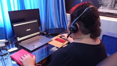 Жестова мова у Польщі: як нечуючим допомагають полтавські перекладачі Жестова мова у Польщі: як нечуючим допомагають полтавські перекладачі
