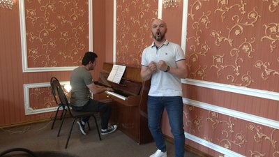 “З темряви до світла": у Рівному реалізовують вокальний проєкт