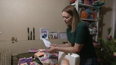 Харків'янка шиє мішечки для порятунку австралійських тварин Харків'янка шиє мішечки для порятунку австралійських тварин