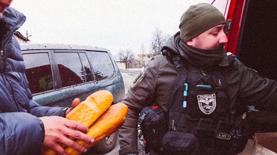 На Луганщині під обстріл потрапили поліцейські та волонтери, які везли гуманітарну допомогу місцевим