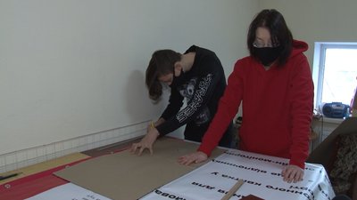 Друге життя політичної реклами: у Черкасах шиють екоторби з банерів Друге життя політичної реклами: у Черкасах шиють екоторби з банерів
