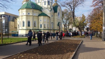 Проти локдауну на вихідні: у Рівному протестує частина підприємців Проти локдауну на вихідні: у Рівному протестує частина підприємців