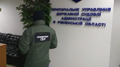 На курорті, але з зарплатою: на Рівненщині посадовця підозрюють в підробці й розтраті