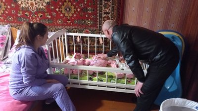 "За характером вони різні": у Полтаві переселенка із Харківщини Альона Квакіна народила трійню "За характером вони різні": у Полтаві переселенка із Харківщини Альона Квакіна народила трійню
