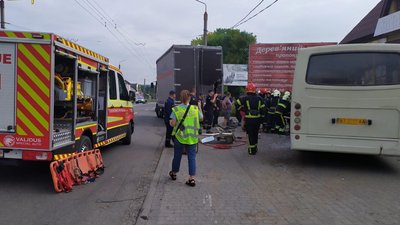 У селі Угринів біля Івано-Франківська зіткнулися три автомобілі й автобус. Є травмовані У селі Угринів біля Івано-Франківська зіткнулися три автомобілі й автобус. Є травмовані