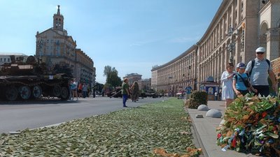 25 серпня на Хрещатику у Києві миколаївські волонтери розгорнули найбільшу маскувальну сітку в Україні завдовжки близько одного кілометра. Її занесли до книги рекордів України, як найбільшу сітку для Збройних Сил 25 серпня на Хрещатику у Києві миколаївські волонтери розгорнули найбільшу маскувальну сітку в Україні завдовжки близько одного кілометра. Її занесли до книги рекордів України, як найбільшу сітку для Збройних Сил