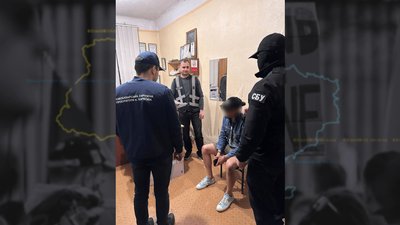 Вимагали три тисячі доларів за зняття з військового обліку: у Харкові затримали підозрюваних у незаконній схемі
