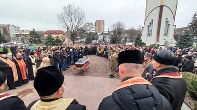 "Його знає майже весь Чортків і пів Івано-Франківська": на Тернопільщині зустріли тіло бійця Андрія Павлюка "Його знає майже весь Чортків і пів Івано-Франківська": на Тернопільщині зустріли тіло бійця Андрія Павлюка