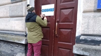 Голова Бережанської громади Ростислав Бортник позначає сховище Голова Бережанської громади Ростислав Бортник позначає сховище