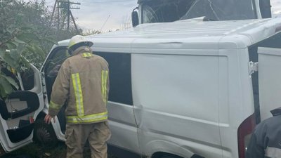 На Одещині мікроавтобус зіткнувся з фурою: травмувалися 4 дорослих та 6-річна дитина На Одещині мікроавтобус зіткнувся з фурою: травмувалися 4 дорослих та 6-річна дитина