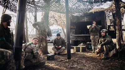 Анатолій Ющенко з побратимами у зоні бойових дій Анатолій Ющенко з побратимами у зоні бойових дій