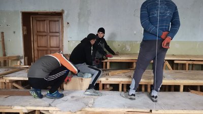 У Полтаві волонтери табору «Будуємо Україну Разом» облаштовують приміщення для переселенців і містян У Полтаві волонтери табору «Будуємо Україну Разом» облаштовують приміщення для переселенців і містян