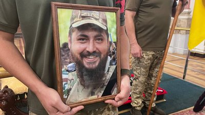 "Був людиною, яка вела за собою": у Луцьку попрощалися з 32-річним командиром відділення Сергієм Черленюком "Був людиною, яка вела за собою": у Луцьку попрощалися з 32-річним командиром відділення Сергієм Черленюком
